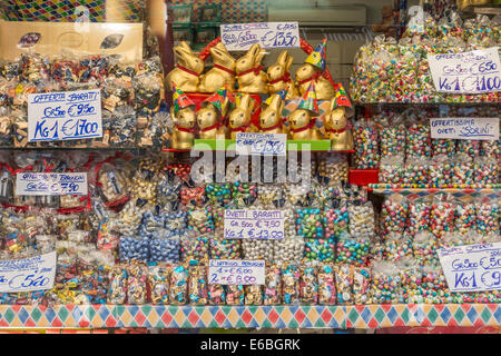 La fenêtre d'un magasin de bonbons de chocolat sur l'une des principales rues piétonnes à Venise. Banque D'Images