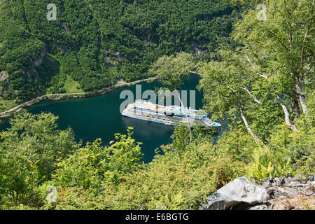 Bateau de croisière dans le Geirangerfjord, Norvège Banque D'Images