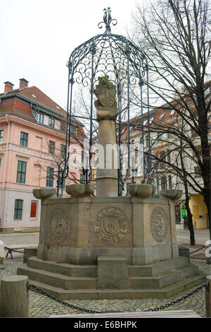 La statue de l'ours près de l'église Saint-Nicolas (Nikolaikirche) est la plus ancienne église de Berlin Banque D'Images