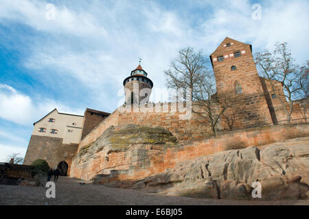 Voir château impérial de Nuremberg et Tour Sinwell ou Sinwellturm à Nuremberg, Allemagne Banque D'Images
