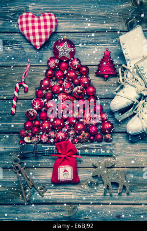 Décoration de Noël en rouge et blanc sur bois dans un style vintage rustique avec des flocons de neige. Banque D'Images