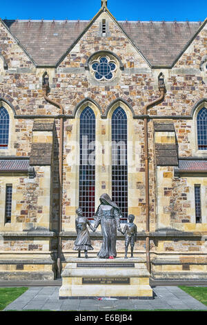 La statue de Saint Mary Mackillop en dehors de la glorieuse Sainte Cathédrale à Adélaïde, Australie Banque D'Images