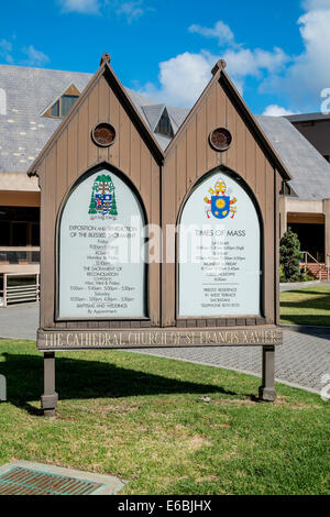 Des panneaux d'information à l'extérieur de la glorieuse Sainte Cathédrale à Adélaïde, Australie Banque D'Images