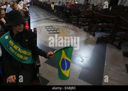 Sao Paulo, Brésil. 19e Août, 2014. Les gens assistent à une messe en mémoire de la fin du candidat présidentiel brésilien Eduardo Campos, à Sao Paulo, Brésil, le 19 août 2014. Eduardo Campos, qui avait été au troisième rang dans les sondages, est décédé dans un accident d'avion la semaine dernière. Credit : Rahel Patrasso/Xinhua/Alamy Live News Banque D'Images