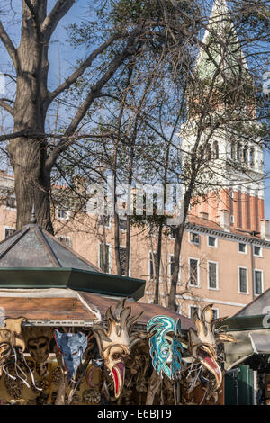 En dehors d'un masque de carnaval en front de mer sur la borne de la Place Saint Marc à Venise. Banque D'Images