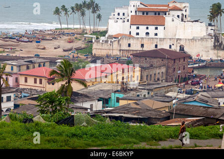 Vue sur le Château Saint-Georges à partir de Fort Jago, Elmina, Ghana, Afrique Banque D'Images