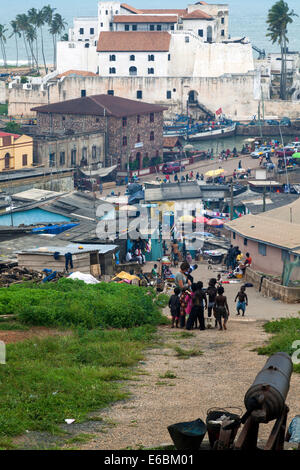 Vue sur le Château Saint-Georges à partir de Fort Jago, Elmina, Ghana, Afrique Banque D'Images