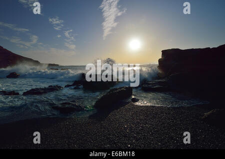 Côte de l'océan Atlantique avec plage noire près de Charco de los Clicos, Lanzarote, îles Canaries. Côte romantique avec des vagues splash sur Banque D'Images