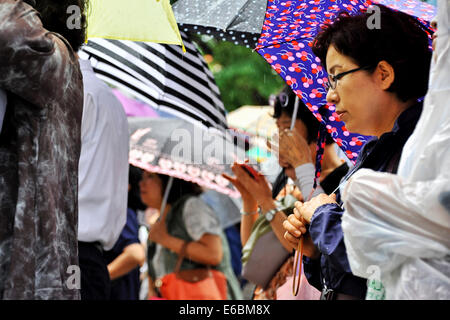 Foule de sympathisants de prier pendant le "fichage de la paix et de la réconciliation" à l'extérieur de la cathédrale de Myeong-dong à Séoul, Corée du Sud, le 18 août 2014./photo alliance Banque D'Images