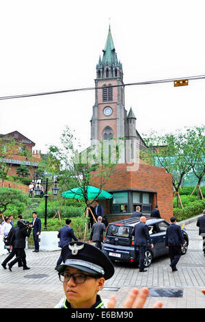 Le pape François arrive pour célébrer le "fichage de la paix et de la réconciliation" à la cathédrale de Myeong-dong à Séoul, Corée du Sud, le 18 août 2014./photo alliance Banque D'Images