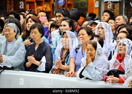 Foule de sympathisants de prier pendant le "fichage de la paix et de la réconciliation" à l'extérieur de la cathédrale de Myeong-dong à Séoul, Corée du Sud, le 18 août 2014./photo alliance Banque D'Images