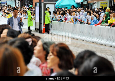 Foule de sympathisants de prier pendant le "fichage de la paix et de la réconciliation" à l'extérieur de la cathédrale de Myeong-dong à Séoul, Corée du Sud, le 18 août 2014./photo alliance Banque D'Images