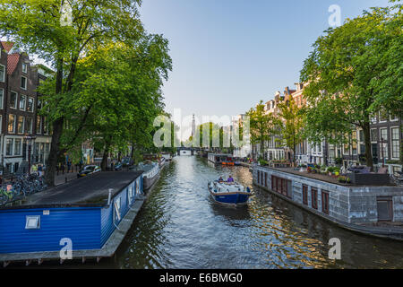 Amsterdam Prinsengracht avec vue sur la Westerkerk lors d'une belle journée d'été Banque D'Images