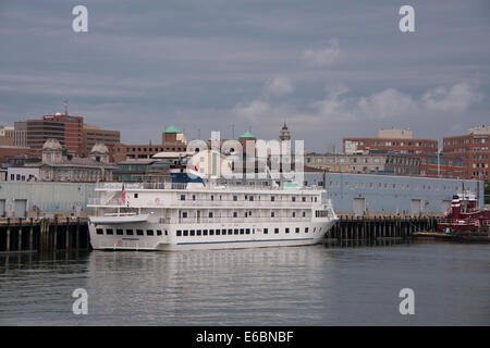 Maine, Portland. American Cruise Line navire 'indépendance' dans le port de Portland. Banque D'Images