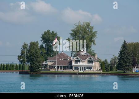 Le Michigan, rivière Sainte-Claire. Scenic chenal maritime entre le lac Huron et le lac Érié reliant les Grands Lacs supérieurs et inférieurs. Banque D'Images