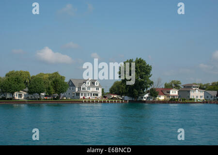 Le Michigan, rivière Sainte-Claire. Scenic chenal maritime entre le lac Huron et le lac Érié reliant les Grands Lacs supérieurs et inférieurs. Banque D'Images