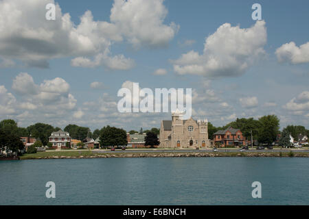 Le Michigan, rivière Sainte-Claire. Scenic chenal maritime entre le lac Huron et le lac Érié. Vues le long de la rivière Sainte-Claire, à l'église. Banque D'Images