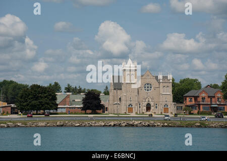 Le Michigan, rivière Sainte-Claire. Scenic chenal maritime entre le lac Huron et le lac Érié. Vues le long de la rivière Sainte-Claire, à l'église. Banque D'Images