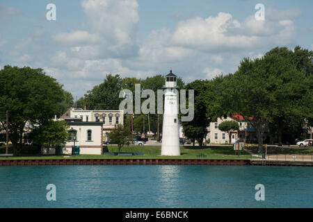 Le Michigan, rivière Sainte-Claire. Scenic chenal maritime entre le lac Huron et le lac Érié. Phare de la Cité Marine. Banque D'Images