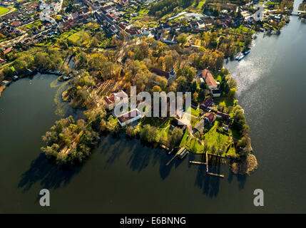 Vue aérienne, Schloss Mirow château, église Schlosskirche Mirow, lac Mirow château avec Schlossinsel island, Mirow Banque D'Images