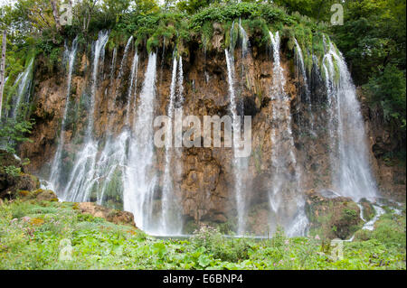 Cascade dans le parc national des Lacs de Plitvice, Croatie, Lika-Senj Banque D'Images