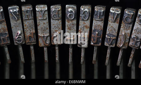Super macro shot of rouillées et typebars poussiéreux d'une vieille machine à écrire Banque D'Images