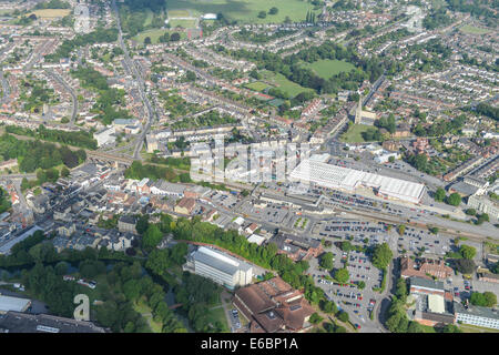 Une vue aérienne de Chippenham dans le Wiltshire, UK, montrant la zone autour de la gare et du centre-ville.