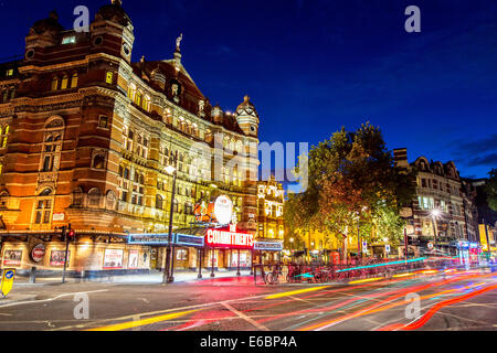 Le Palace Theatre Cambridge Circus nuit London UK Banque D'Images