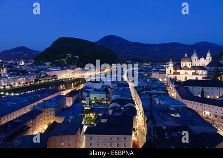 Centre historique avec Kapuzinerberg, Salzach et cathédrale de Salzbourg, au crépuscule, Salzburg, Salzbourg, Autriche Etat Banque D'Images