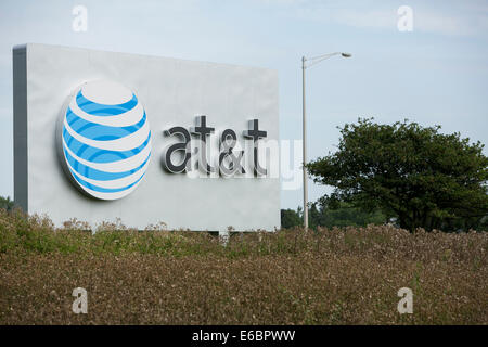 Un logo AT&T sign in Northbrook, Illinois. Banque D'Images