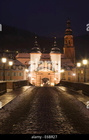 Karl-Theodor-Bridge avec porte de ville et l'église de l'Esprit Saint, Heidelberg, Bade-Wurtemberg, Allemagne Banque D'Images