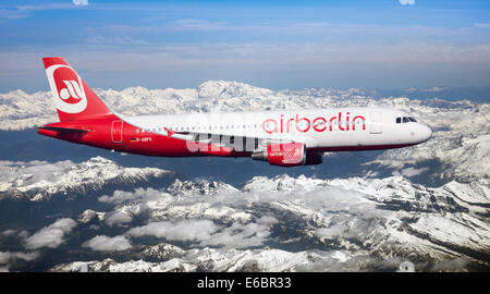 Airbus A320-214 Air Berlin en vol au dessus des Alpes, Suisse Banque D'Images