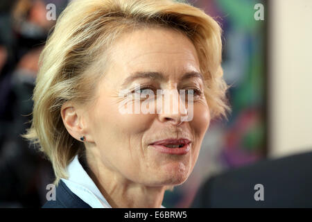 Berlin, Allemagne. 20e Août, 2014. Le ministre allemand de la défense, Ursula von der Leyen (CDU) parle au début d'une réunion du Conseil des ministres à la chancellerie à Berlin, Allemagne, 20 août 2014. Photo : WOLFGANG KUMM/dpa/Alamy Live News Banque D'Images