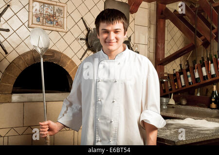 Jeune chef standing next to four - piscine Banque D'Images