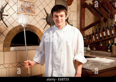 Jeune chef standing next to four - piscine Banque D'Images