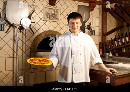 Jeune chef standing next to four - piscine Banque D'Images