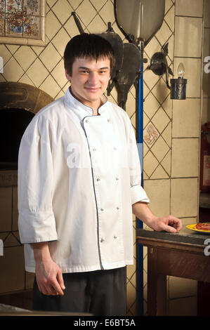 Jeune chef standing next to four - piscine Banque D'Images