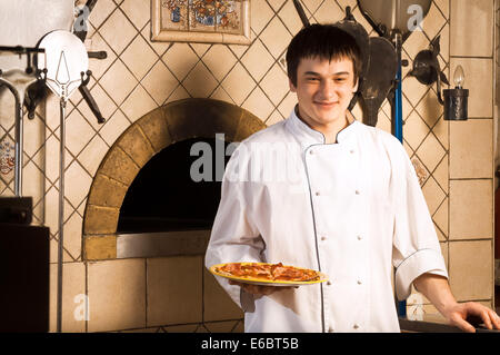 Jeune chef standing next to four - piscine Banque D'Images