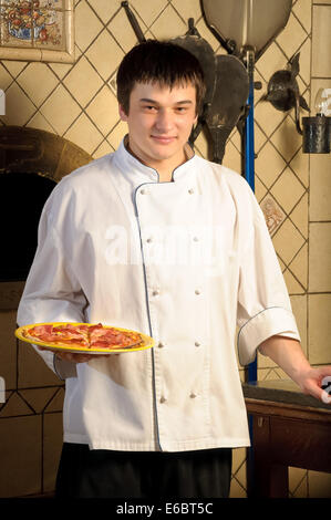 Jeune chef standing next to four - piscine Banque D'Images