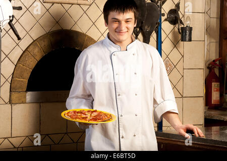 Jeune chef standing next to four - piscine Banque D'Images