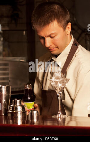 C'est photographie d'un barman au travail Banque D'Images