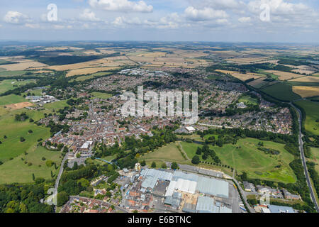 Une vue aérienne à la recherche de Blandford St Mary à Blandford Forum et ses environs. Dorset, Royaume-Uni Banque D'Images