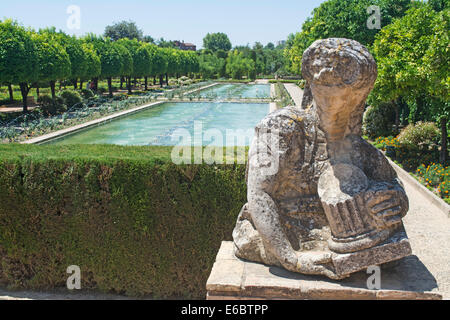 Statue de pierre dans les jardins de l'Alcazar de los Reyes Cristianos également connu sous le nom de l'Alcazar de Cordoue, Cordoue, Andalousie, Banque D'Images