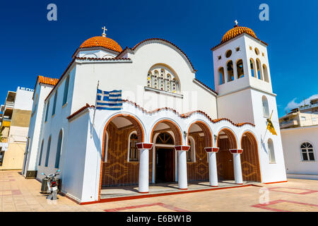 Église orthodoxe contre le ciel bleu de Rethymnon en Crète, Grèce Banque D'Images