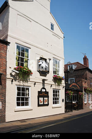 The Old White Swan pub dans le centre ville en été Goodramgate York North Yorkshire Angleterre Royaume-Uni GB Grande-Bretagne Banque D'Images