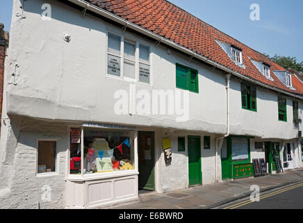 Lady Row (à l'origine notre Dame's Row), cottages médiévaux abritant des magasins rue en été Goodramgate York North Yorkshire Angleterre Royaume-Uni Grande-Bretagne Banque D'Images