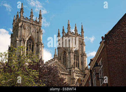Vue sur les tours West Front de la Minster En été York North Yorkshire Angleterre Royaume-Uni GB Grande-Bretagne Banque D'Images