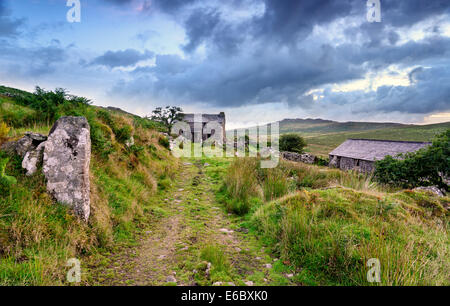 Ancienne maison de ferme abandonnée et grange en pierre sur Bodmin Moorl avec Brown Willy derrière - le point le plus élevé à Cornwall Banque D'Images