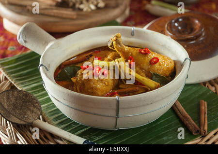Gulai ayam. Poulet au curry indonésien. L'Indonésie Banque D'Images