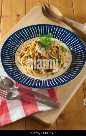 Pasta con le sarde. Bucatini avec sardines et le fenouil. Banque D'Images